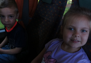 Dzieci jadą autobusem